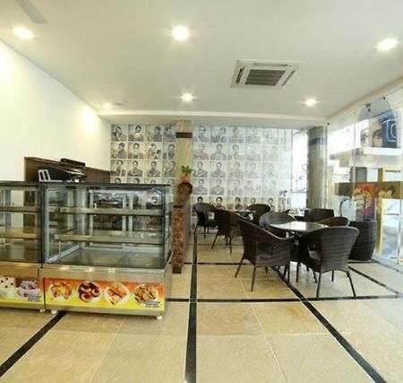 La Riviera Suites Haiderabad Buitenkant foto