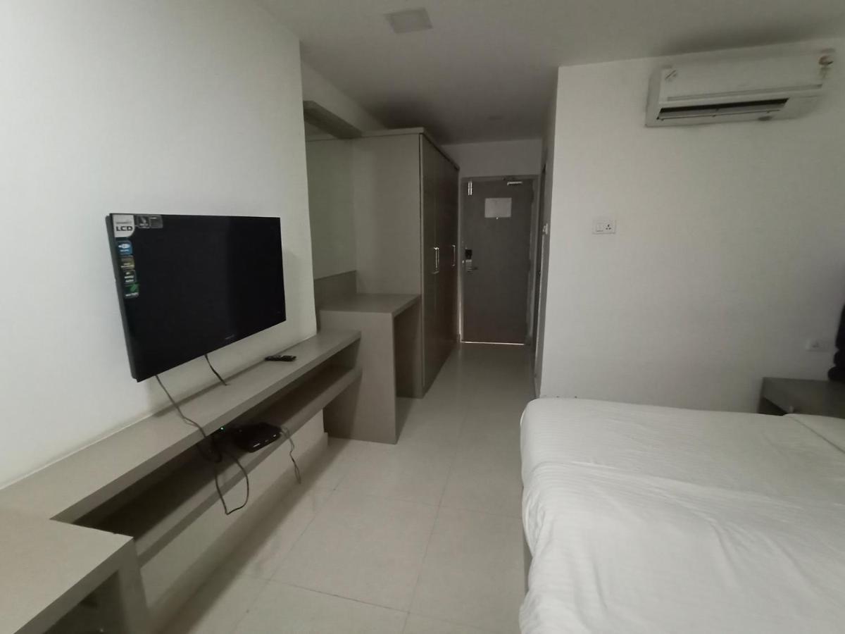La Riviera Suites Haiderabad Buitenkant foto