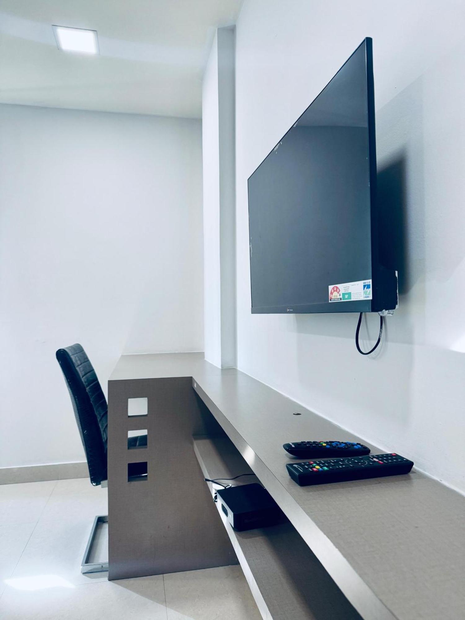 La Riviera Suites Haiderabad Buitenkant foto
