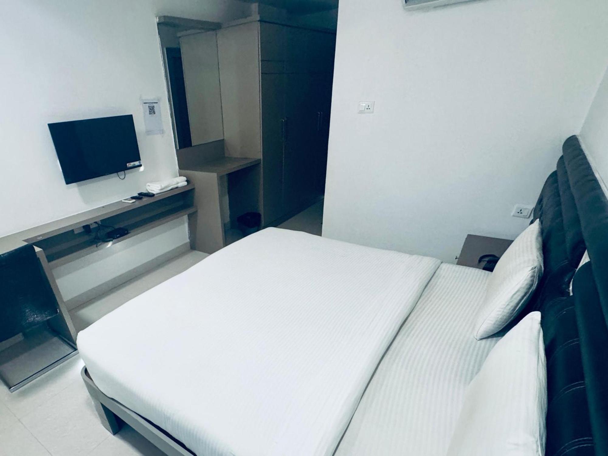 La Riviera Suites Haiderabad Buitenkant foto