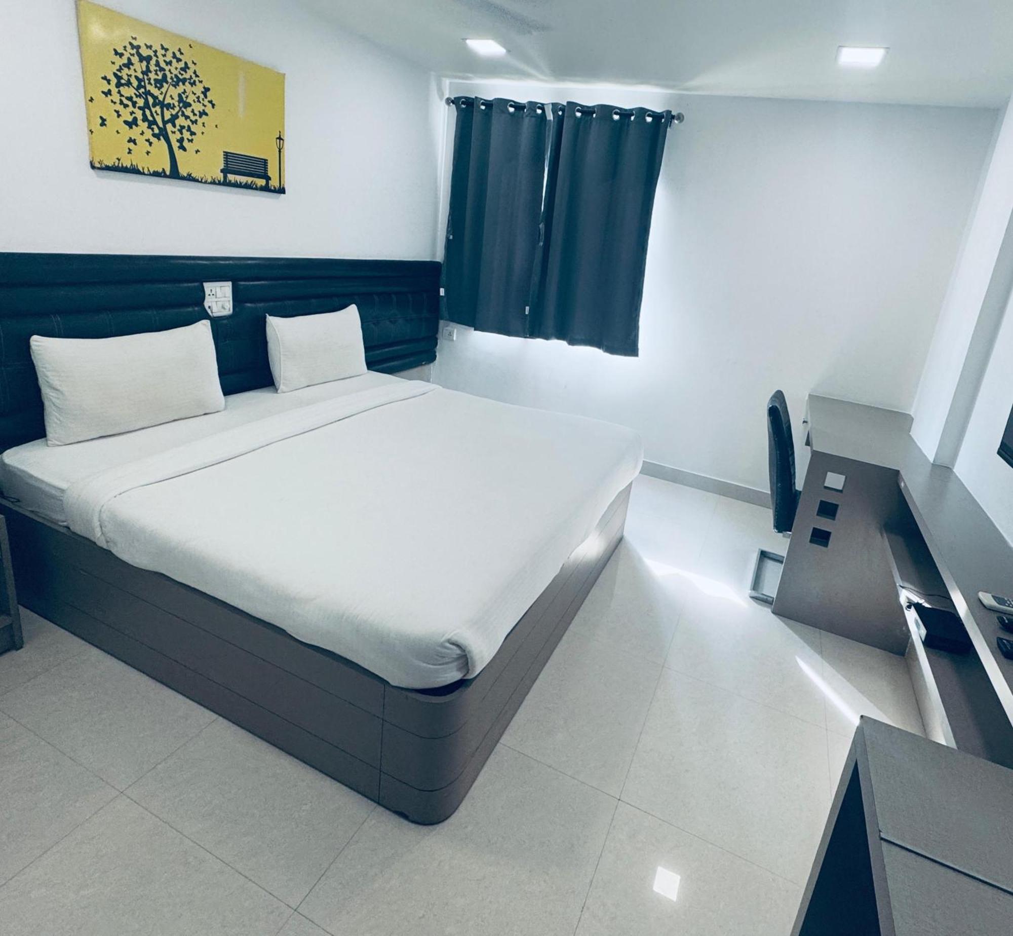La Riviera Suites Haiderabad Buitenkant foto