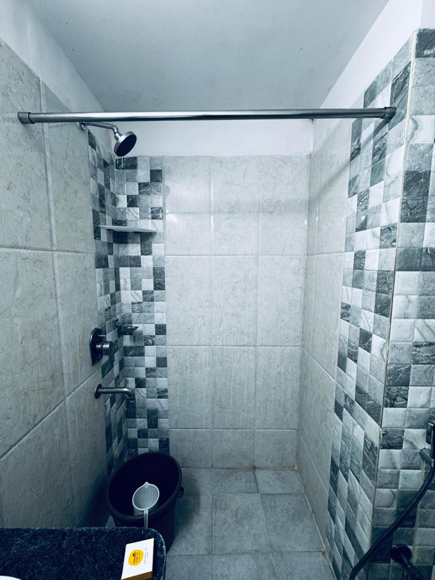 La Riviera Suites Haiderabad Buitenkant foto