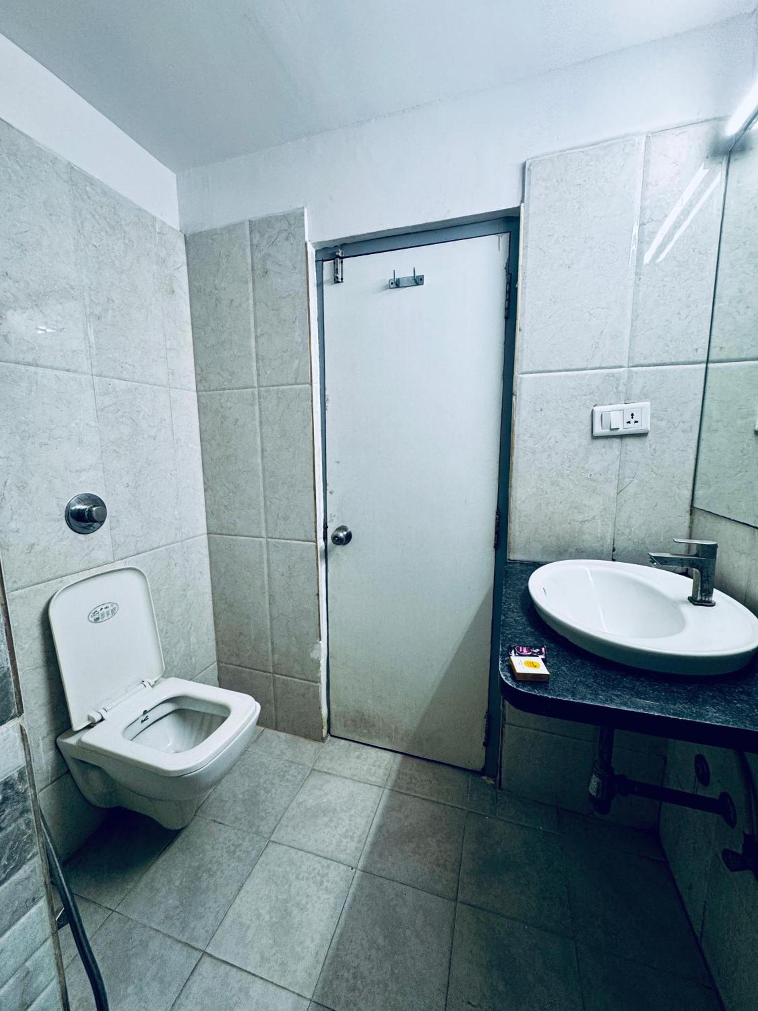 La Riviera Suites Haiderabad Buitenkant foto