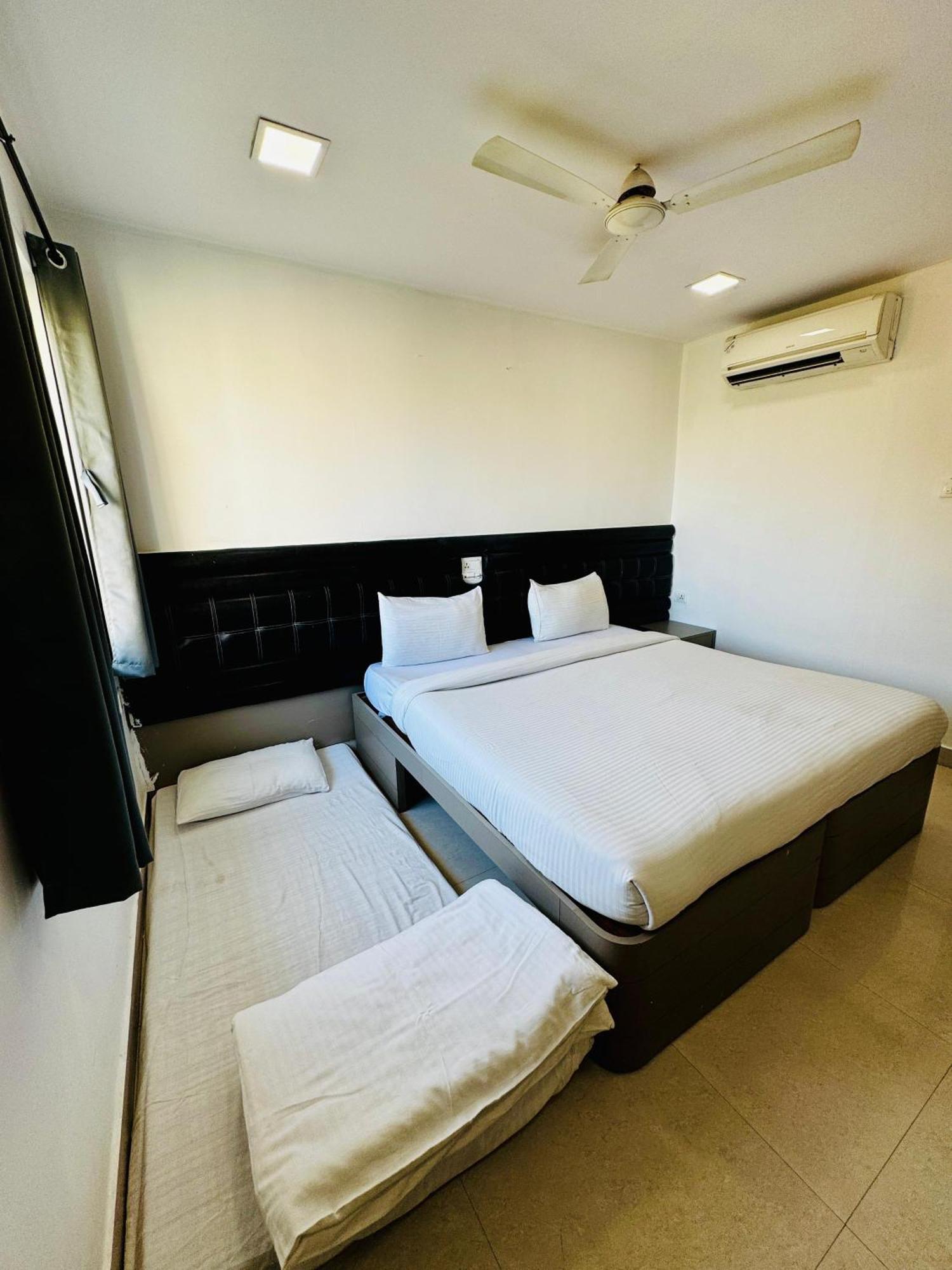 La Riviera Suites Haiderabad Buitenkant foto