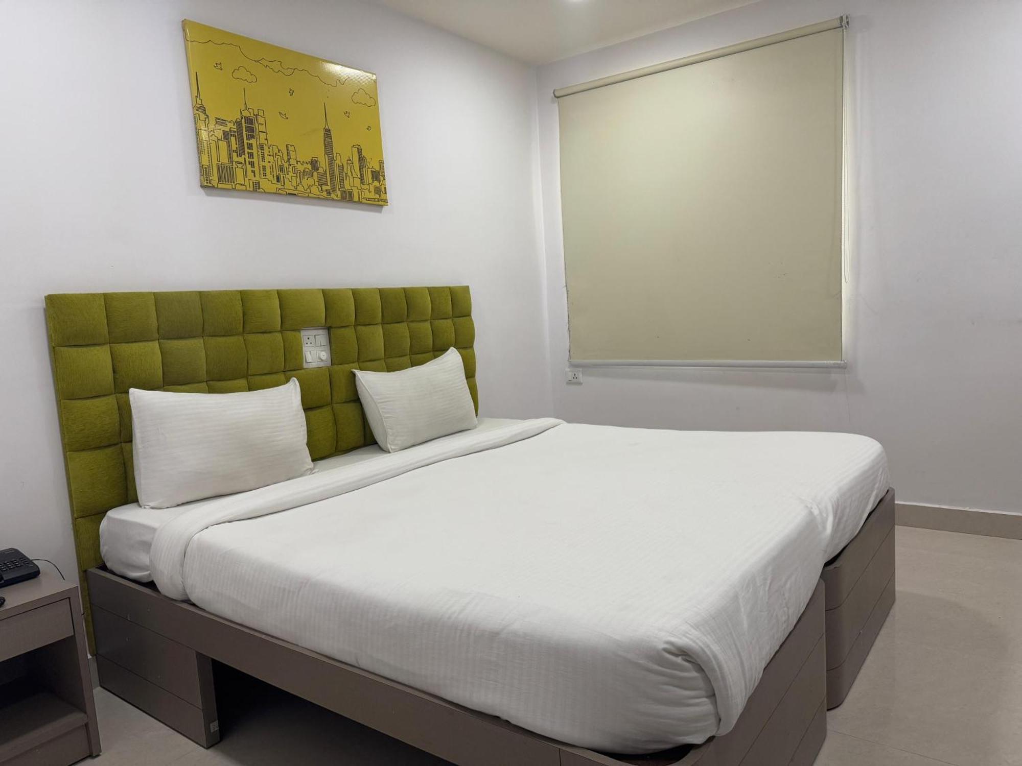 La Riviera Suites Haiderabad Buitenkant foto