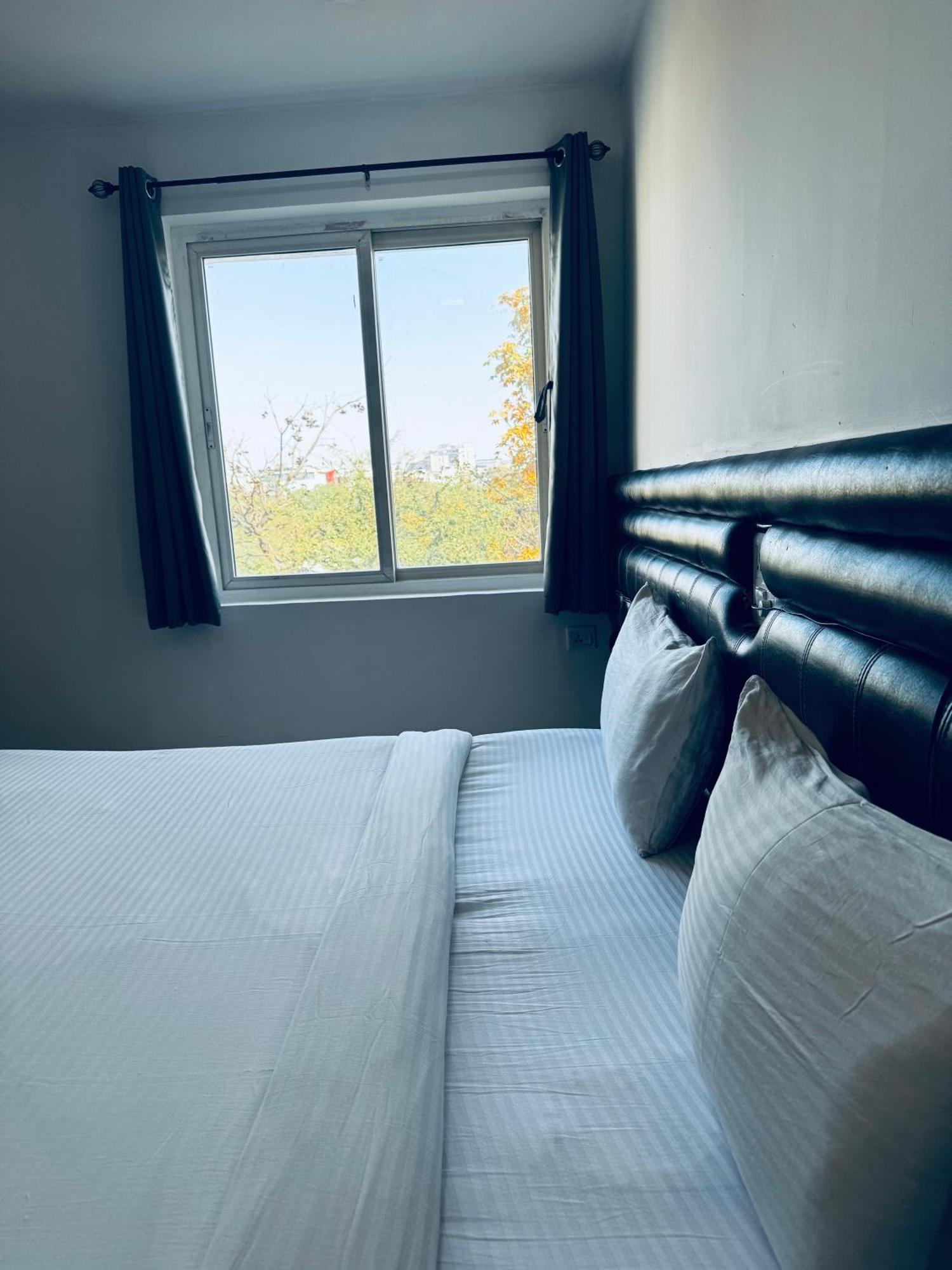 La Riviera Suites Haiderabad Buitenkant foto