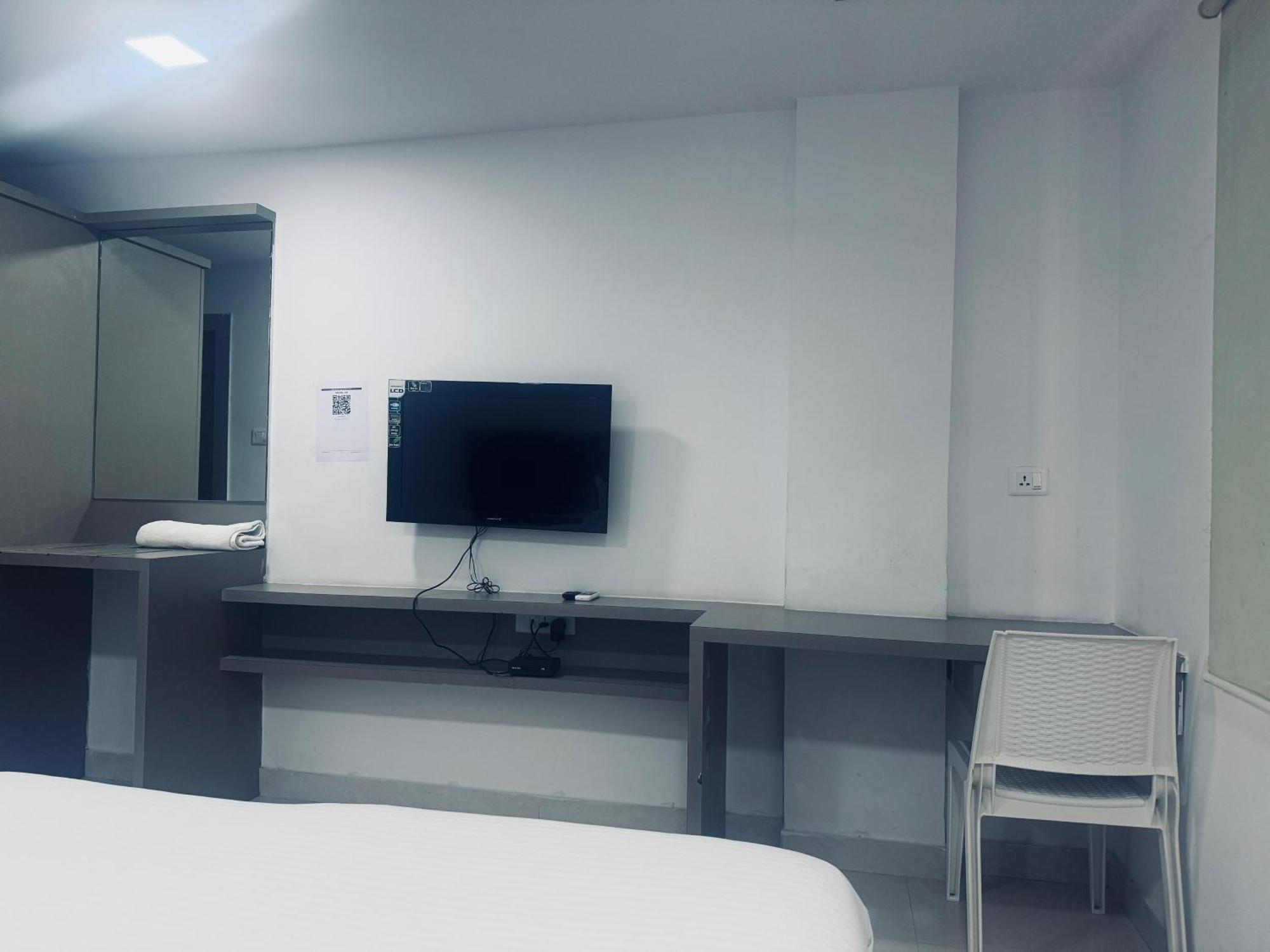 La Riviera Suites Haiderabad Buitenkant foto
