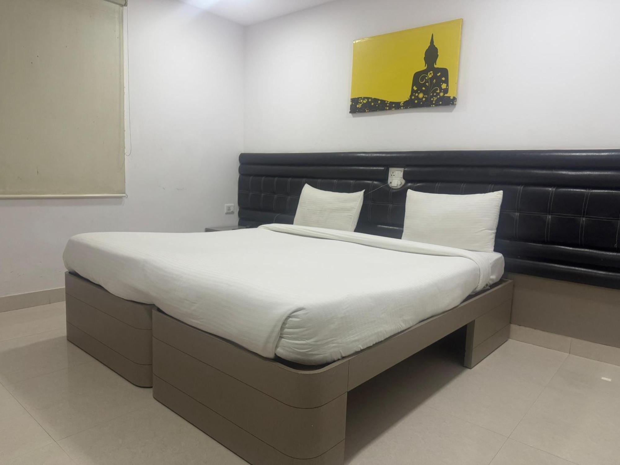 La Riviera Suites Haiderabad Buitenkant foto
