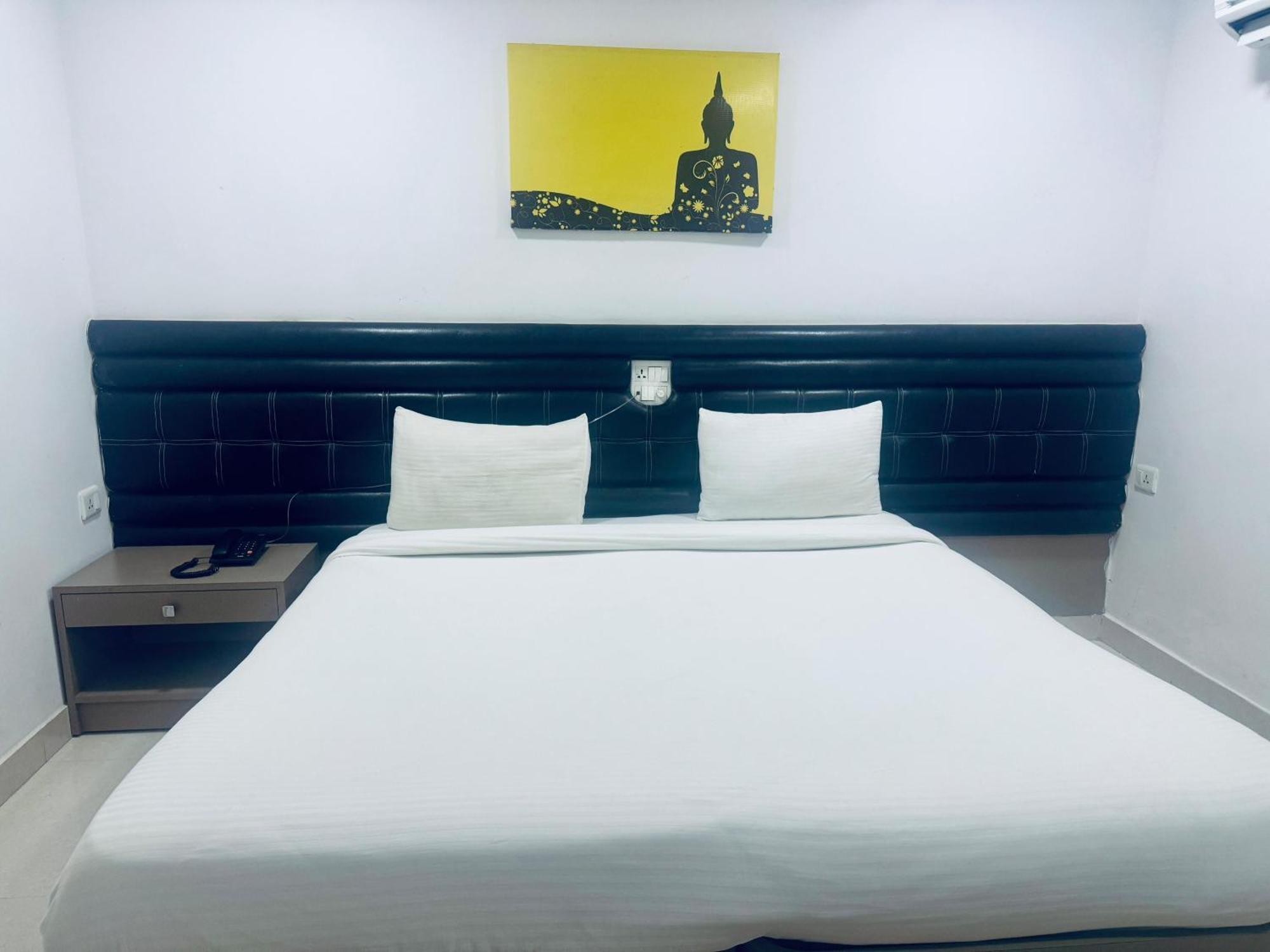 La Riviera Suites Haiderabad Buitenkant foto