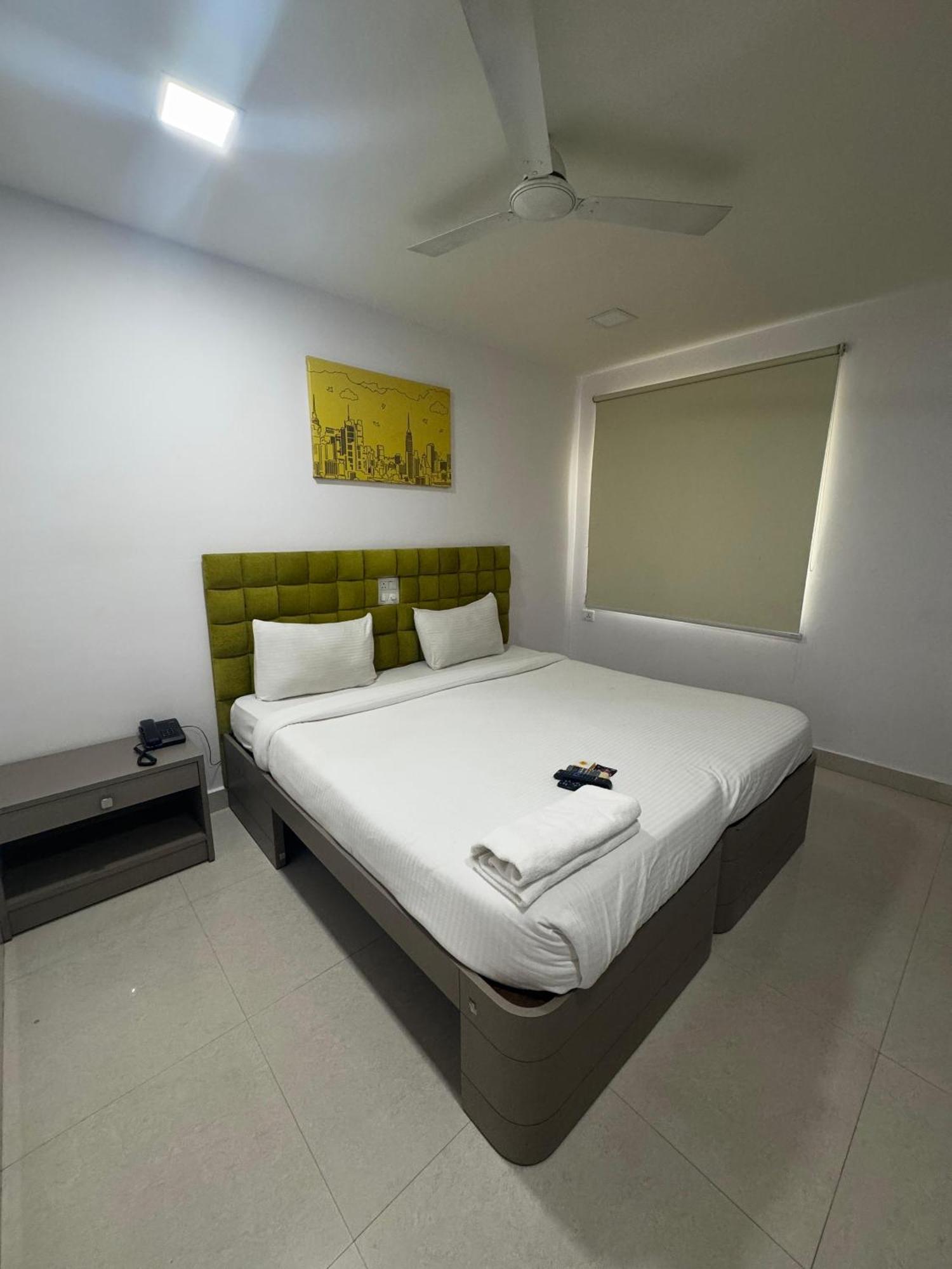 La Riviera Suites Haiderabad Buitenkant foto