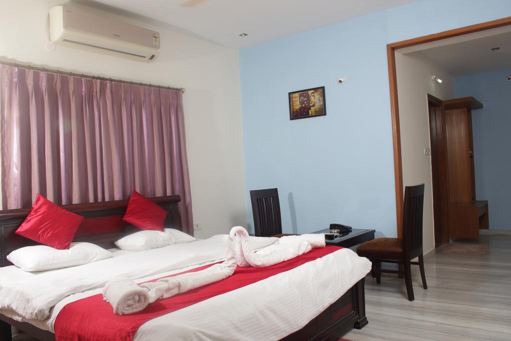 La Riviera Suites Haiderabad Buitenkant foto