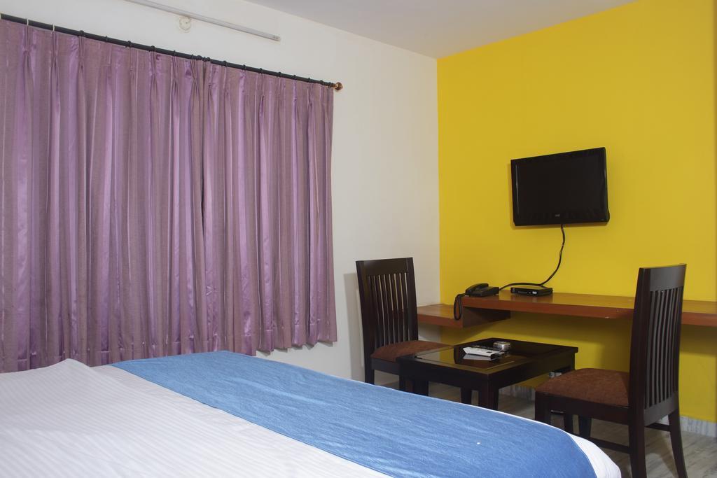 La Riviera Suites Haiderabad Buitenkant foto