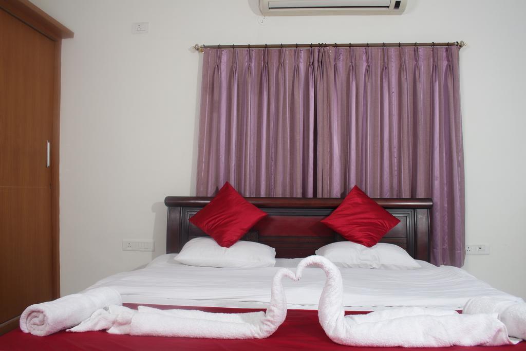 La Riviera Suites Haiderabad Buitenkant foto
