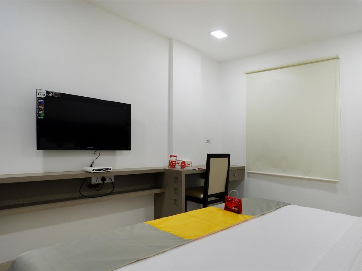 La Riviera Suites Haiderabad Buitenkant foto
