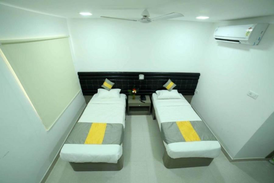 La Riviera Suites Haiderabad Buitenkant foto